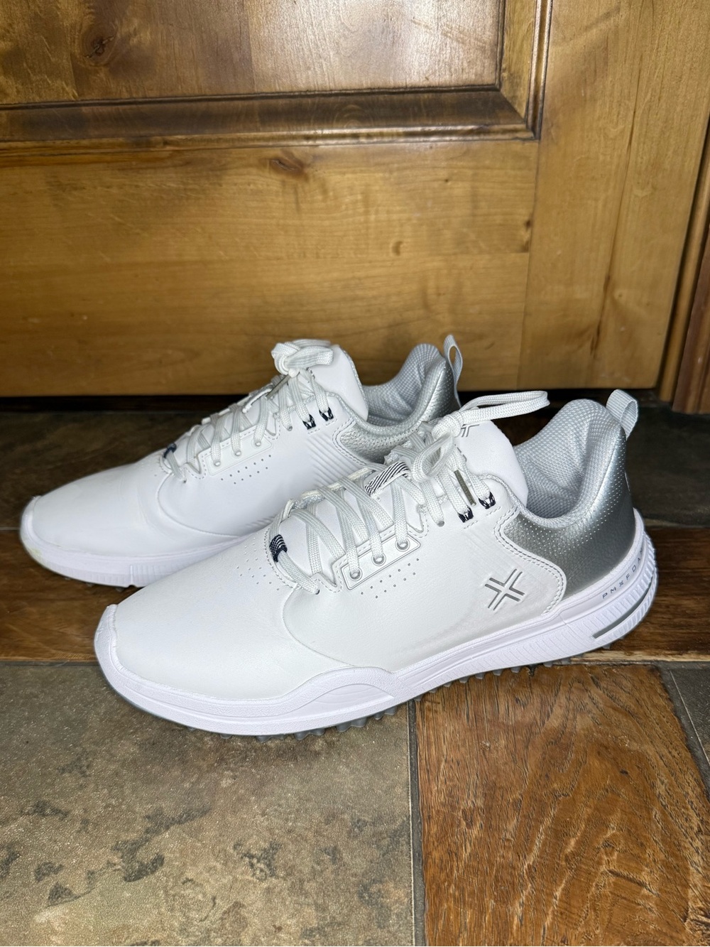 PAYNTR Spikeless Golf Shoes Men’s 8 / Women’s 9.5 White & Silver